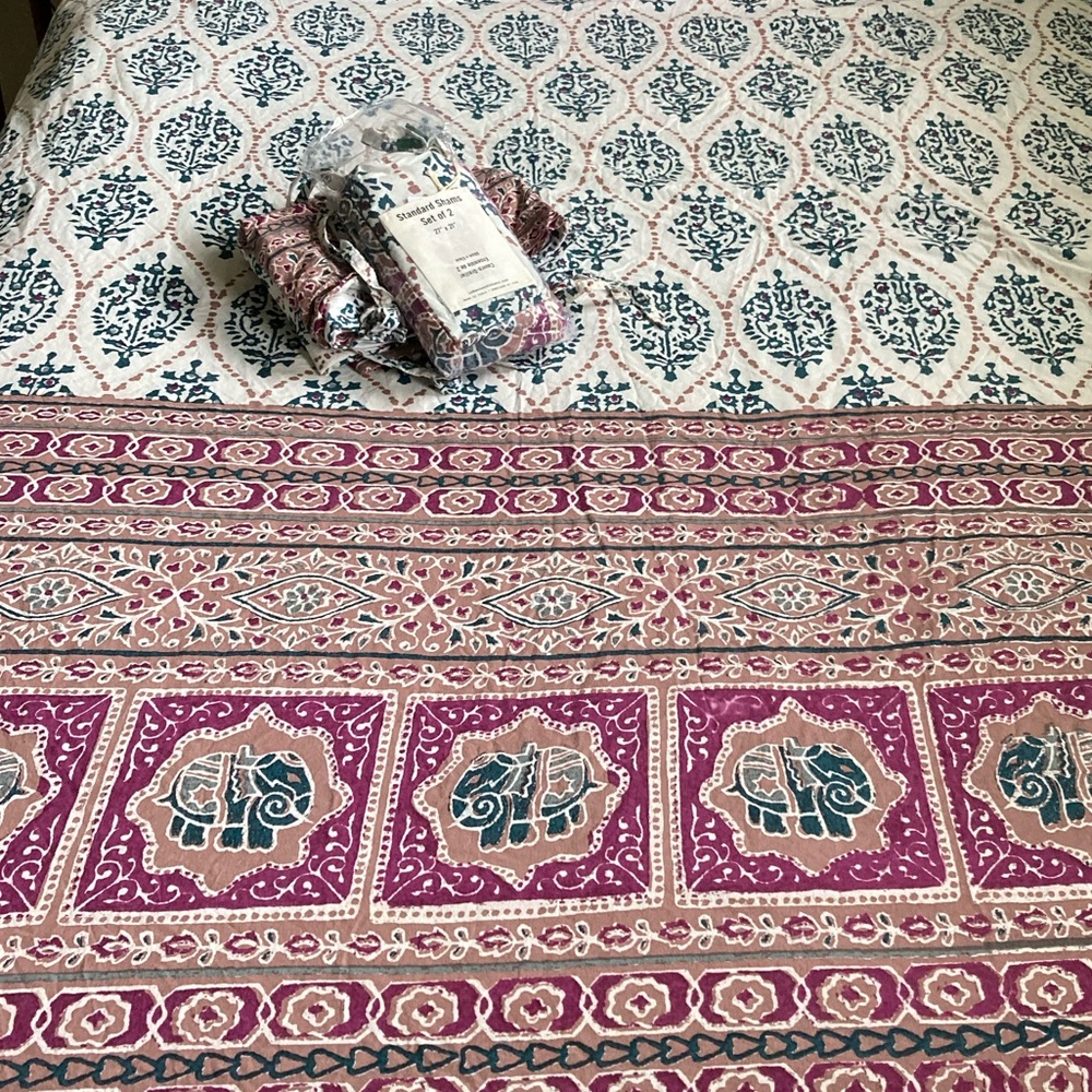 Urban Outfitters Home Twin XL Duvet Cover & 4 Pillow Shams Gently Used